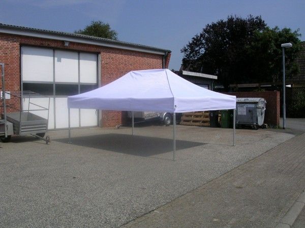 Pavillon aus Husum & Heide